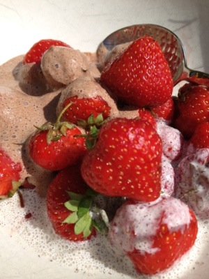 Ekologiska jordgubbar med havregrädde, vanilj och kakao